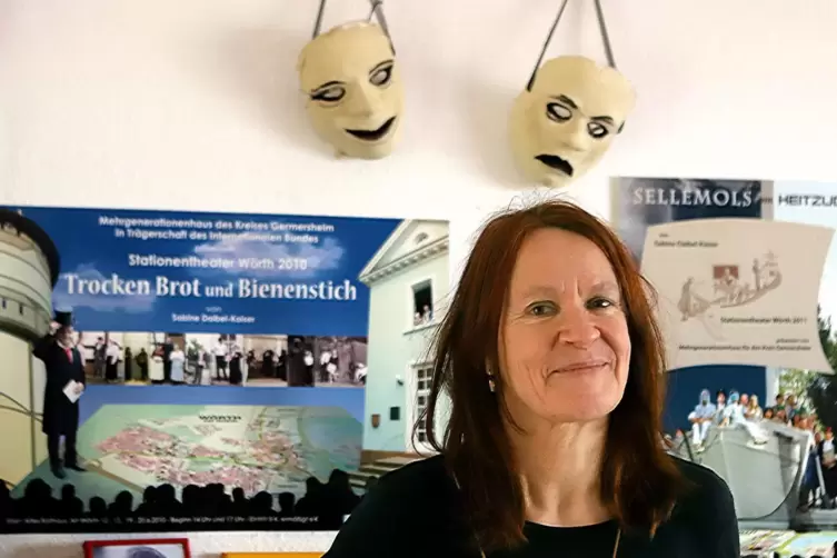 Im Haus von Sabine Daibel-Kaiser in Böllenborn hängen überall Plakate, Kostüme und Requisiten von Theaterprojekten. 