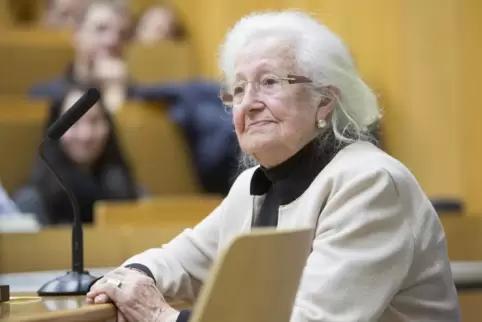 2014 bekam Erna de Vries die Goldene Stadtplakette von Oberbürgermeister Klaus Weichel verliehen.