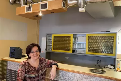 Sozialarbeiterin Violeta Rodriguez an der alten Theke im Dirmsteiner Jugendtreff. Vor allem dieser Teil des Raums soll neu gesta