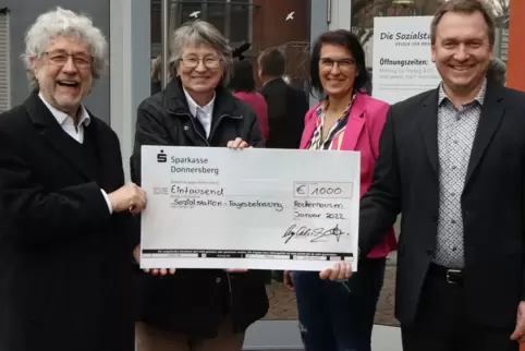 Auf dem Bild von links: Christian Rust (Krankenpflegeverein Rockenhausen), Regina Mayer-Oelrich (Krankenpflegeverein Winnweiler)