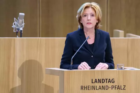 Ministerpräsidentin Malu Dreyer (SPD) sprach den Angehörigen der beiden „skrupellos ermordeten, lebensfrohen jungen Mens chen“ i