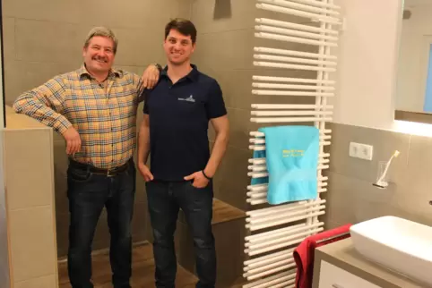 Die nächste Generation: Günter Mohr (links), Gründer von Mohr und Kreuzer Haustechnik, übergibt die Geschicke der Firma an seine