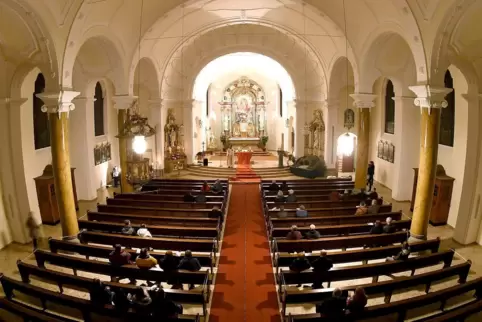 25 Paare haben an Valentinstag ihre Liebe in einem besonderen Gottesdienst von Pfarrer Carsten Leinhäuser gefeiert.
