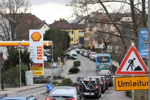 Nach Neustadt geht es nur durch Wachenheim. Seitdem die Umleitung installiert wurde, stauen sich in der Ortsdurchfahrt nun regel