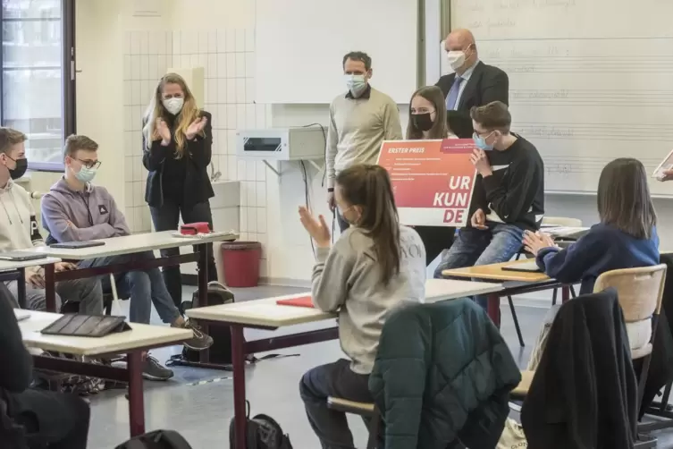  Die Schüler Marie Recktenwald und Finn Anspach nahmen die Urkunde stellvertretend für den Kurs entgegen. 