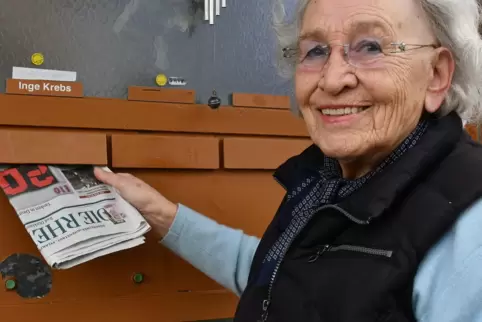 Zwei, drei Jahre lang wollte Inge Krebs Zeitungen austragen – solange die Kinder klein waren. Daraus sind nun 50 Jahre geworden.