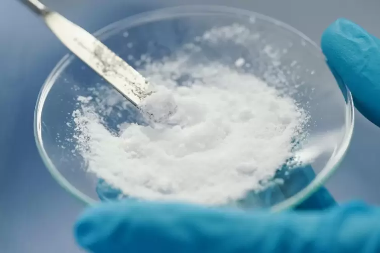 Eine Mitarbeiterin h&auml;lt in einem Labor der Vulcan Energie eine Glasschale mit Lithiumchlorid in den H&auml;nden. 
