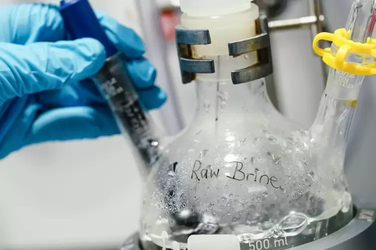 Ein Laborbeh&auml;lter mit der englischen Aufschrift &laquo;Raw Brine&raquo; - zu deutsch Rohsole - steht in einem Labor der Vulcan Energie. 