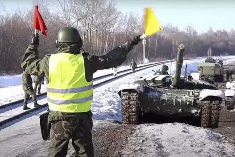 Russische Panzer, die nach Angaben Moskaus in ihre Stützpunkte zurückkehren sollen.