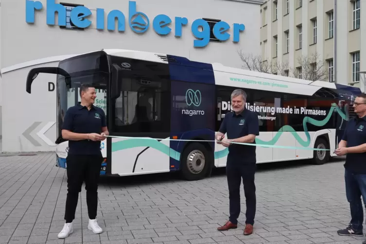 Mithilfe eines Stadtbusses will Nagarro als regionaler Dienstleister und Arbeitgeber bekannter werden. Hier schneiden Markus Gni