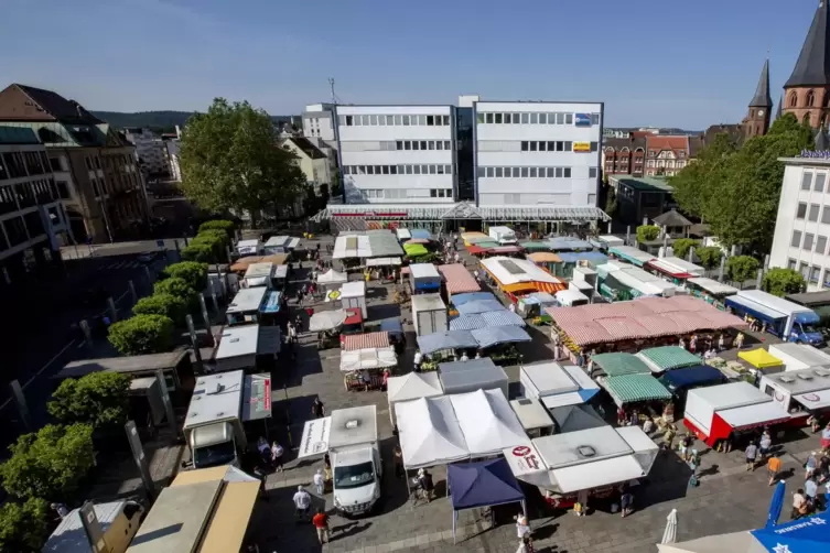 So präsentiert sich der Kaiserslauterer Wochenmarkt von seiner schönsten Seite. Das Foto stammt aus dem Sommer 2021.