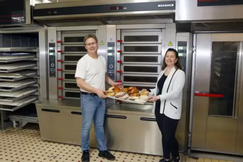 Freuen sich über den neuen Ofen, der das 30 Jahre alte Exemplar ersetzt hat: Bäckerei-Inhaber Achim Dautermann und Ehefrau Tanja