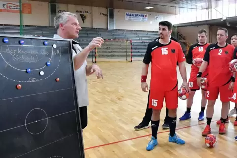 War bereits im August 2021 mit dem Nationalkader in der TSG-Halle: Nationaltrainer Alexander Zimpelmann (links).
