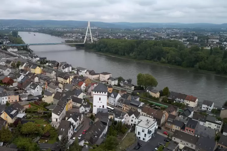 Der Rhein bei Weißenthurm. Das Werth ist die bewaldete Fläche rechts oberhalb der Bildmitte mit dem Brückenpylon. 