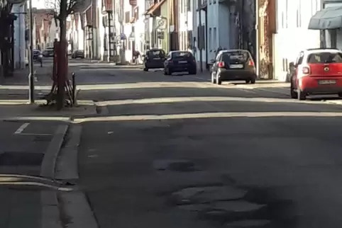 Die Hauptstraße: Der Abschnitt zwischen Großer Kirchstraße und Ortsausgang in Richtung Knittelsheim wartet auf seine Sanierung. 