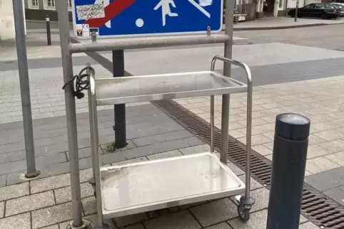 Vergessener Servierwagen auf dem Untertorplatz. 