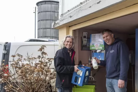 Ute Schowalter vom Deutschhof und Bauer Jörg Brassel freuen sich über die große Nachfrage nach Frischmilch.