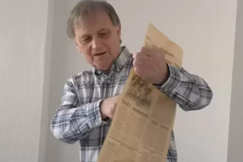 Thomas Salzmann, hier mit einem RHEINPFALZ-Exemplar aus seiner Anfangszeit. 