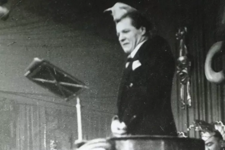 Moderator Otto H&ouml;pfner (1924 bis 2005) &ndash; hier selbst bei einer fr&uuml;hen B&uuml;ttenrede &ndash; sollte 1972 die Fernsehfastnacht reformieren.