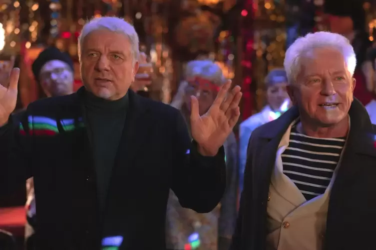 In Feierlaune: Franz Leitmayr (Udo Wachtveitl, links) und Ivo Batic (Miroslav Nemec) in &bdquo;Tatort: Kehraus&ldquo;. 