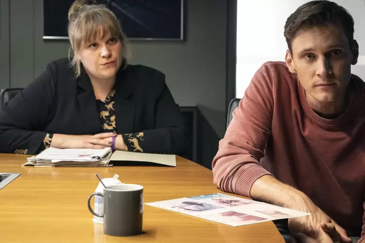 R&uuml;cken weiter in den Blick: die &bdquo;neuen&ldquo; Dortmunder Ermittler Rosa Herzog (Stefanie Reinsperger) und Jan Pawlak (Rick Okon) 