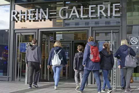 Zwei große Läden haben gerade in der Rhein-Galerie neu eröffnet: TK Maxx und der Streetwear- und Sneaker-Anbieter Snipes sind in
