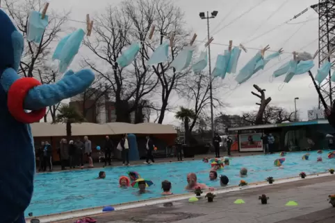 Gut 50 Badegäste tummelten sich zur Eröffnung im warmen Wasser.