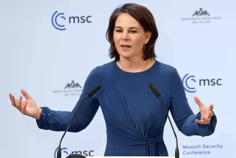 Außenministerin Annalena Baerbock wirft Moskau „inakzeptable Drohungen“ vor.