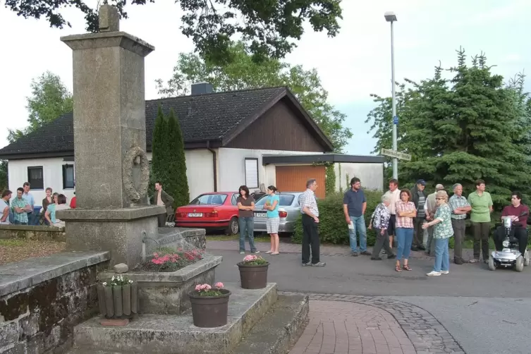 Die Beschriftung am Kriegerdenkmal in Biedershausen soll erneuert werden.