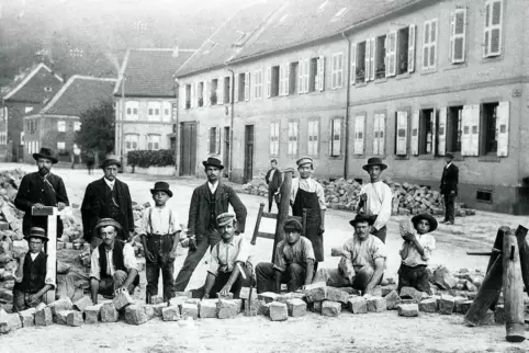 Pflasterarbeiten in der Kaiserstraße anno dazumal. Der Fotograf ist leider unbekannt. 
