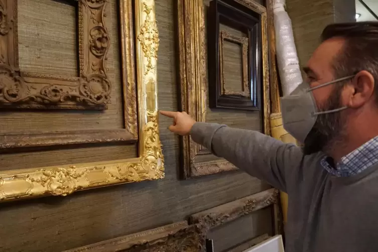 Michael Pfefferle erklärt in seiner Werkstatt die Gravurtechniken an den Bilderrahmen.