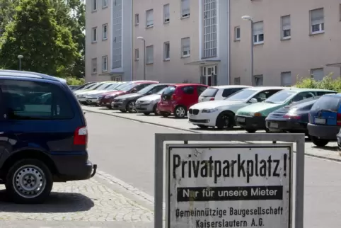 Für große Wohngebäude – hier eines der Bau AG in der Alex-Müller-Straße – müssen künftig weniger Plätze für Autos geschaffen wer