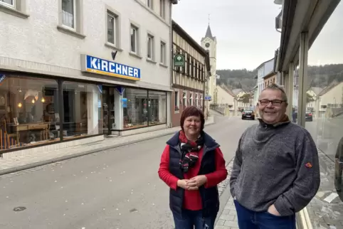 Hier endet die Geschäftswelt in der Lautertalstraße. Marion und Stefan Jacob vor ihrem Geschäft für Haushalts- und Eisenwaren Ki