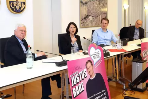 Zu Gast in Dudenhofen: die rheinland-pfälzische Verkehrsministerin Daniela Schmitt neben ihren Parteikollegen (von links) Jürgen