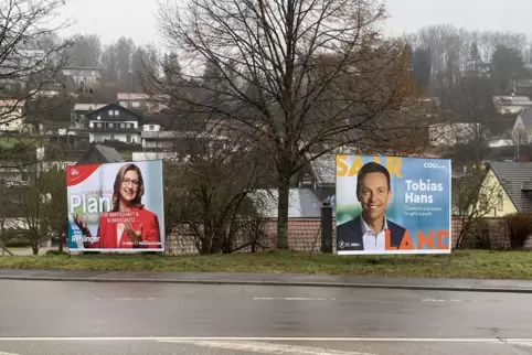 In der Gemeinde Spiesen auf Abstand: Herausforderin Anke Rehlinger (SPD) und Ministerpräsident Tobias Hans (CDU).