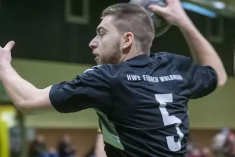 Kevin König (HWE Waldmohr ) zieht im Spiel gegen Merchweiler ab. 