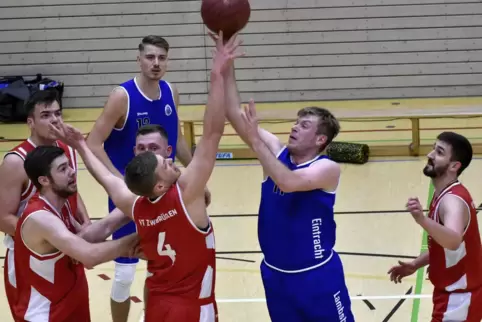 Wieder am Ball: Florian Henß (blaues Trikot, hier bei einem Pokalspiel gegen Zweibrücken).