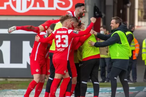 Obenauf: Hikmet Ciftci jubelt mit den Spielern des FCK nach einem Tor gegen den 1. FC Magdeburg.