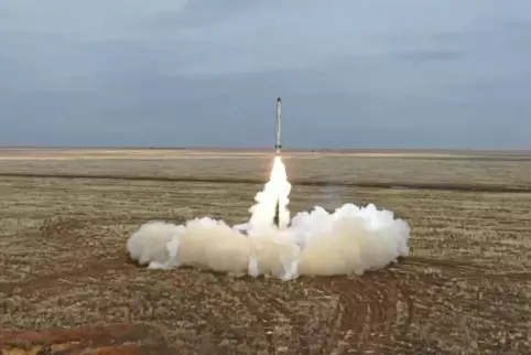 Eine Iskander-Rakete ist auf einem Foto der russischen Streitkräfte vom Samstag zu sehen. 