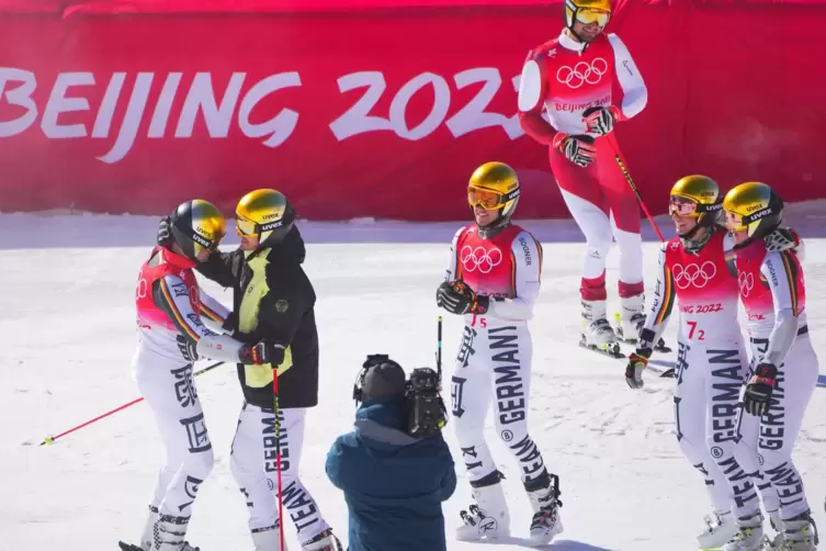 Im Ziel feiern die deutschen Skirennläuferinnen und -läufer die Silbermedaille nach einem wahren Krimi. 