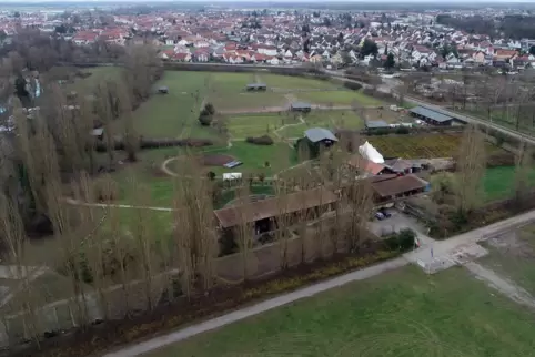 Auf der Wiese vor der Straußenfarm wir der Neubau entstehen. 