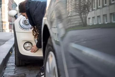 Wer beim Einparken ein anderes Auto rammt, muss den Schaden auf jeden Fall der Polizei melden. 