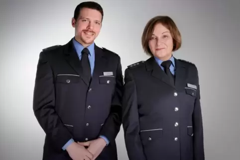 Die Sicherheitswache: Stefanie Edwards und Kai Fauss verrichten ihren Dienst auf der Air Base. 