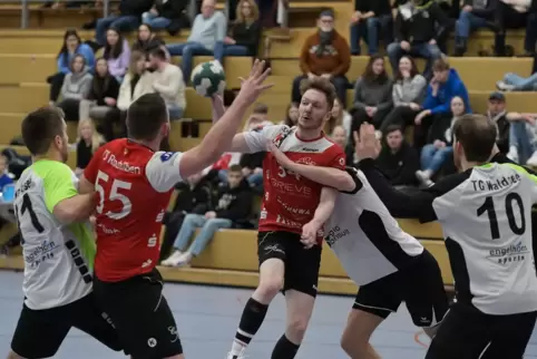  Zugriff: David Hellmann (Waldsee, verdeckt) attackiert, links Benny Regenauer, rechts Thomas Ullmeyer. 