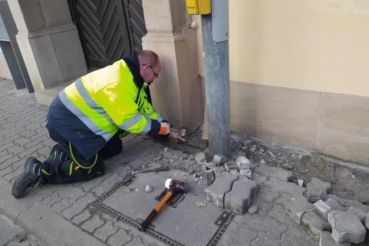 Handarbeit: Bauhof-Mitarbeiter Klaus Graber vom Bauhof hilft beim Einbau eines Blitzschutzes am Rathaus.