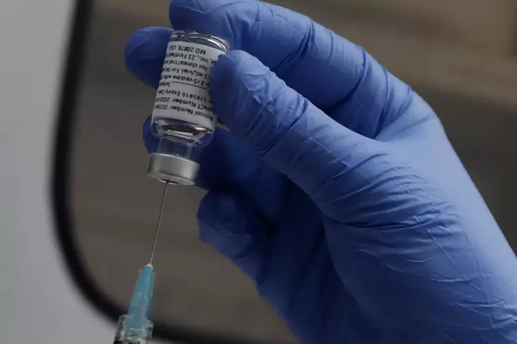 Ein medizinischer Mitarbeiter bereitet eine Dosis mit dem Corona-Impfstoff von Novavax für eine Impfung vor. 