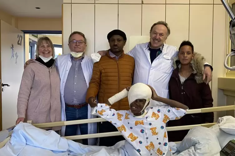 Melania hat im Bad Kreuznacher Krankenhaus ein tatkräftiges Team um sich (von links): Tatjana Reis (Vision Tansania), Reinhard B