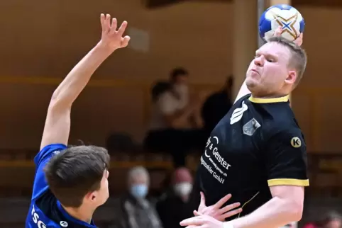 Nationalspieler Felix Werling (rechts) setzt sich gegen den Haßlocher Albert Aurel durch.