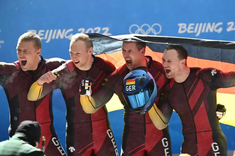 Emotionen pur: Francesco Friedrich und sein Team, Thorsten Margis, Candy Bauer und Alexander Schüller, feiern ihre Goldmedaille 