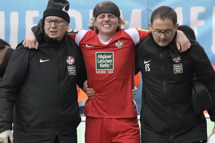 Schmerzverzerrt: Felix G&ouml;tze musste aufgrund einer Verletzung des rechten Sprunggelenks schon fr&uuml;h ausgewechselt werden.